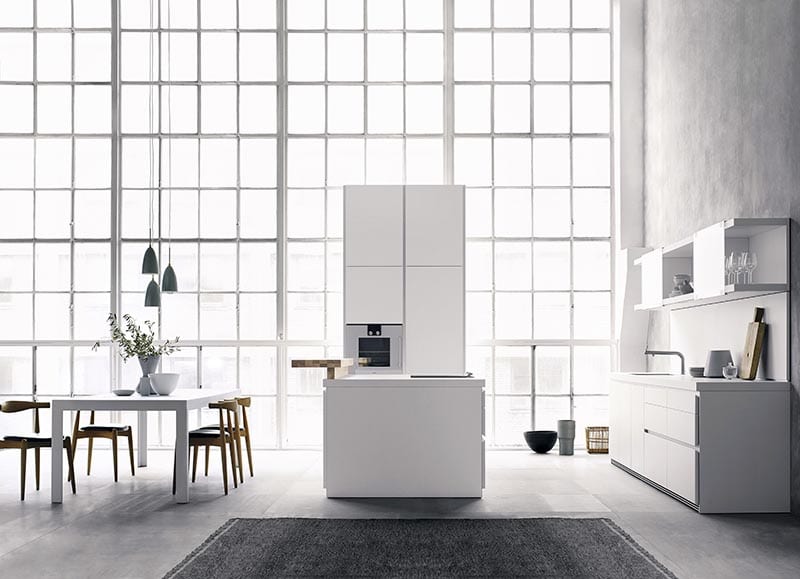 Cuines obertes cocina minimalista con ventanal