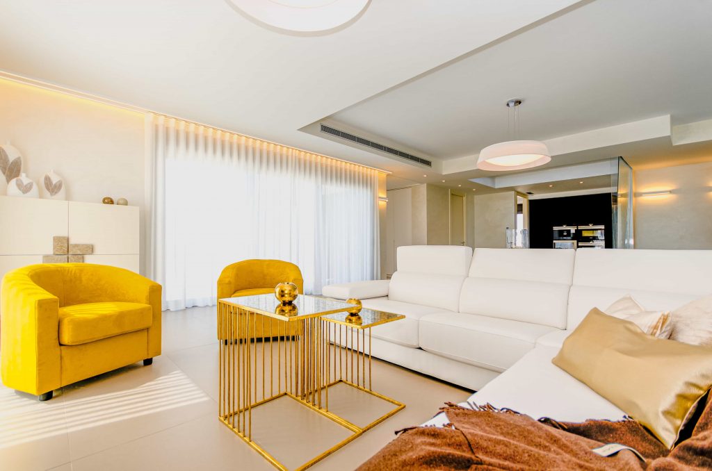 Inspiración: apuesta por un sofá amarillo para dar un toque alegre al salón