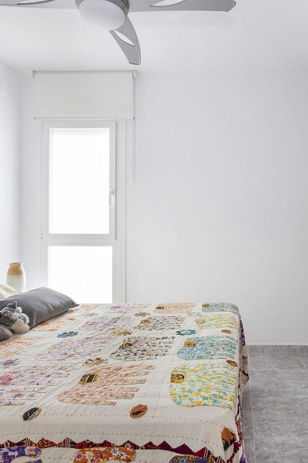 Habitación de dormitorio con paredes blancas