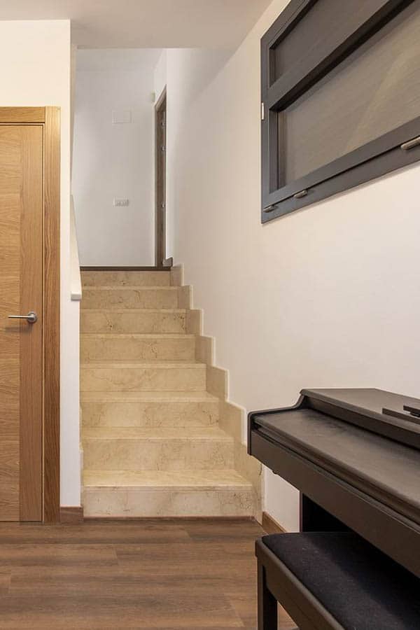 Acceso a las escaleras que suben al piso superior de la vivienda