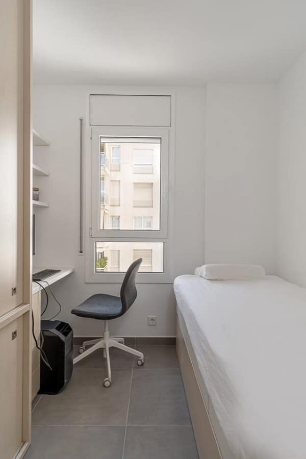 Habitación individual con cama y escritorio