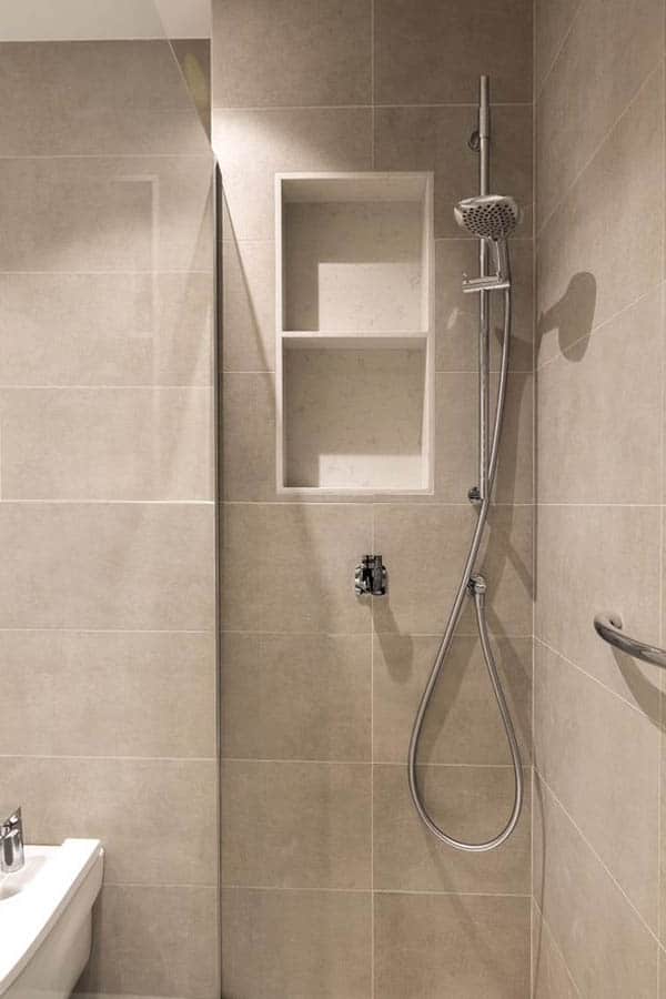 Zona de almacenamiento integrada en la ducha