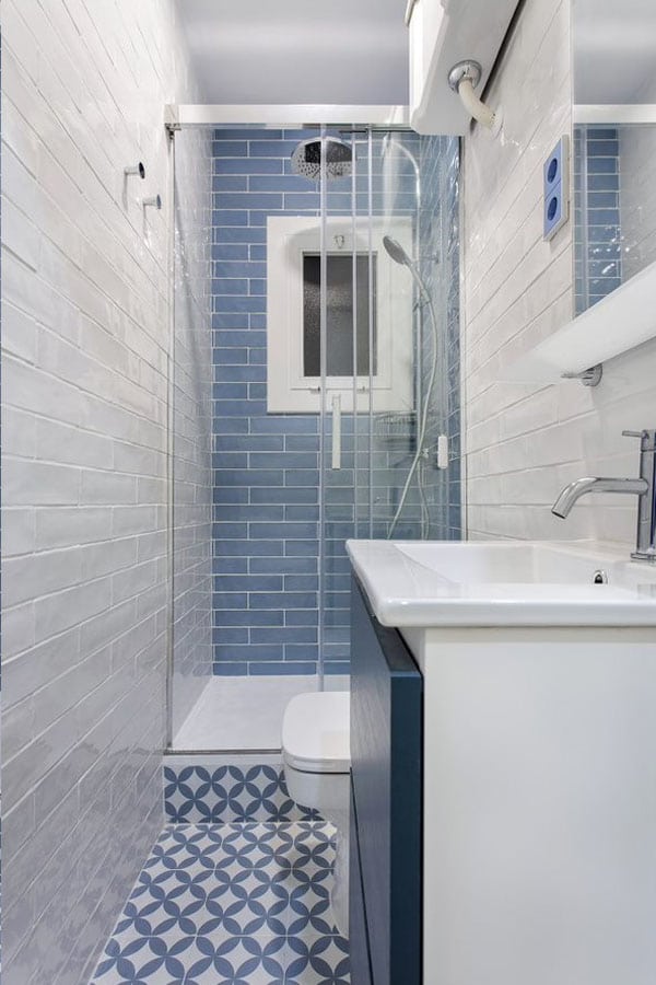 Baño reformado con mosaicos azules