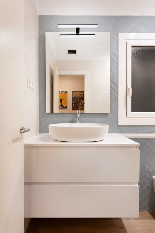 Vista frontal de baño con pica ovalada y mueble blanco