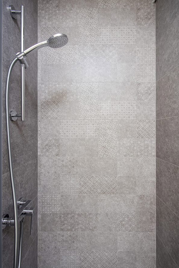 Detalle de ducha en acabado efecto gres