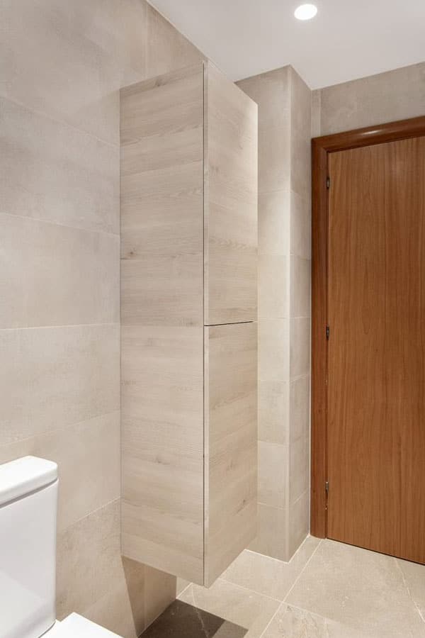 Detalle de pared con efecto madera para baño reformado