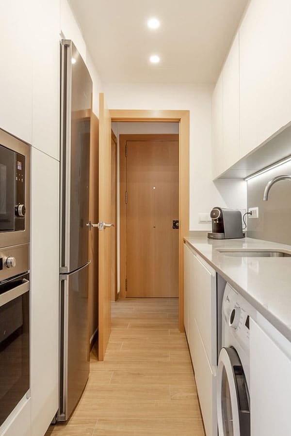 Cocina alargada y puerta que conecta con el resto de la vivienda