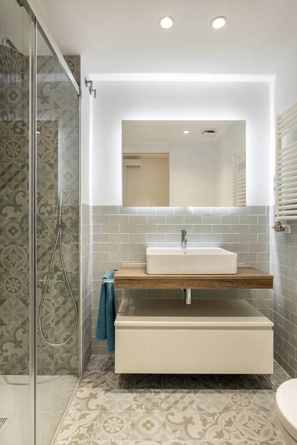 Baño con mobiliario moderno y azulejos con mosaico