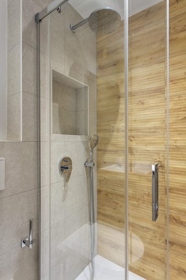 Interior de la ducha y laminado de efecto madera
