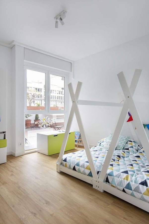 Habitación infantil con cama y zona de juegos