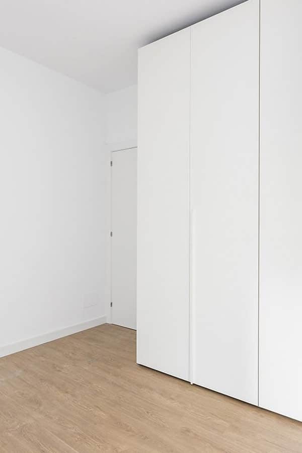 Gran armario en blanco en habitación con parquet