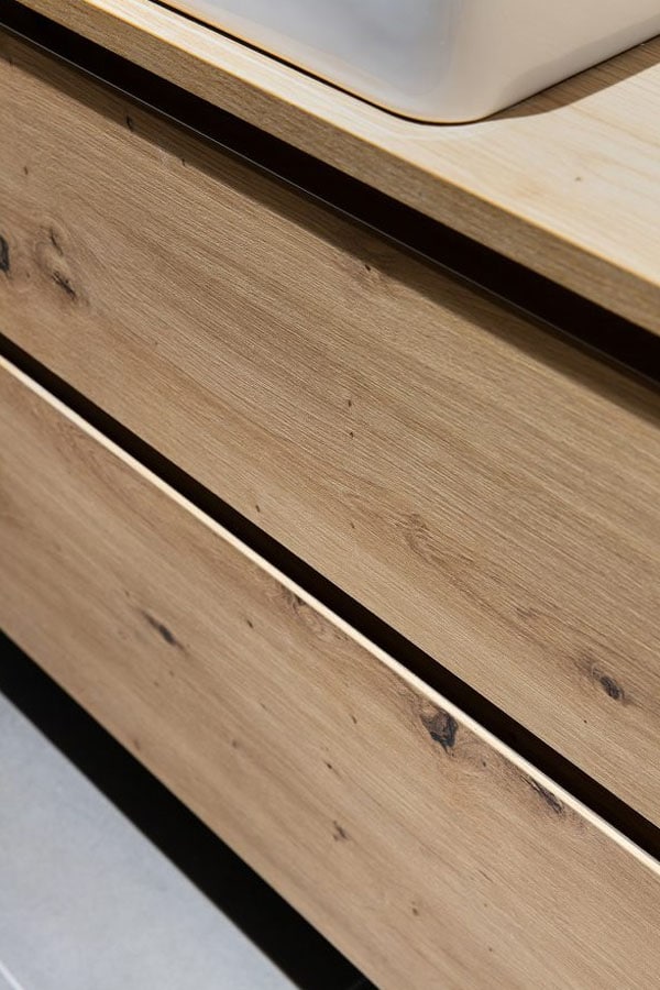 Detalle de mueble de almacenamiento en madera para baño