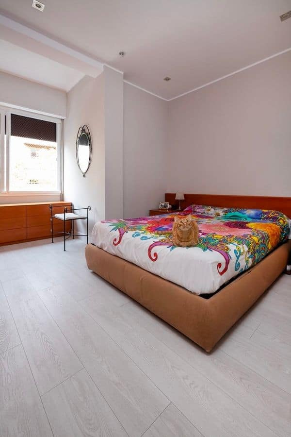 Dormitorio principal de la vivienda con mobiliario minimalista